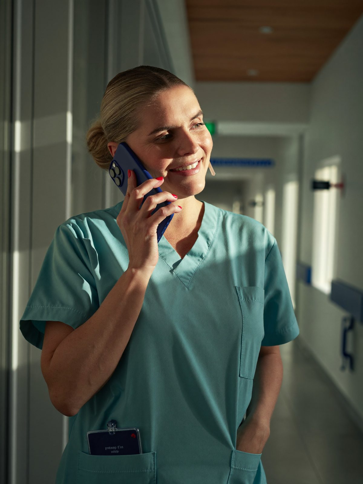 Pflegekraft spricht einen Pflegebericht als Sprachnachricht in ihr Smartphone